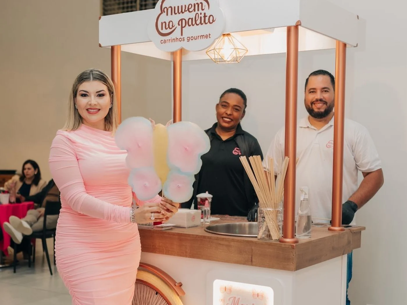 Carrinho gourmet da Nuvem no Palito montado em evento, com a equipe uniformizada atendendo